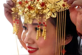 56岁单亲母亲担心远嫁独生女，亲自去看望，结果她笑了图片