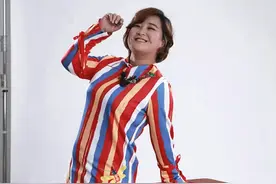 “新晋女导演”贾玲拍写真 彩条连衣裙美感十足 但鞋子不太协调图片