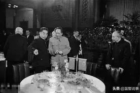 1957年，毛主席在怀仁堂宴请伏罗希洛夫图片