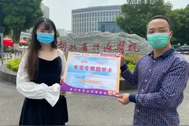 独扛铁皮柜的“女汉子”护士，收到圆梦卡后却说：感觉沉甸甸的图片