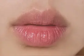 长期涂口红和不涂口红的女人，有什么区别？看这3点你就明白了图片