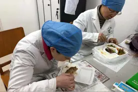 感动：甩体温计甩到手发抖，她们只能用勺子吃饭图片
