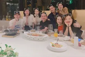 王鸥晒《猎狐》剧组聚会照，与王凯玩猫咪滤镜卖萌心情好图片