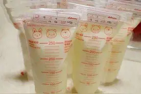 “喝了拉肚子”，200袋冷冻母乳被倒，奶粉和冷冻母乳究竟哪个好图片