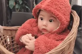 “背篓舅舅”意外走红，带娃搓麻将两不耽误，宝宝的表情太可爱图片