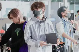 王晨艺顶爆炸头现身机场潮流时髦，口罩遮面难掩帅气容颜图片