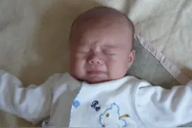为啥宝宝睡觉时会突然大哭？不是故意在磨人，而是“有苦难言”图片