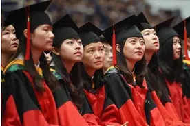 一场985大学的“闹剧”，200万人围观，将英语推到“风口浪尖”图片