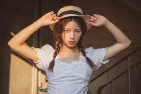洛丽塔风格的少女，用一个草帽摆pose，充满浪漫气质图片
