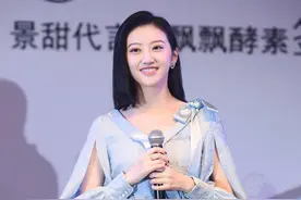 景甜一袭浅蓝色的裙子气质优雅，笑容力量满分图片