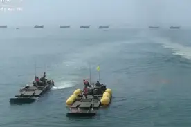 05式两栖战车渡海时中弹也不慌！开启随车助浮装置图片