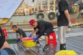 41岁邓超录制新综艺，码头帮工人卸货，速度太慢疑遭旁人嫌弃？图片