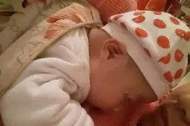 新生儿每天可以抱多久？父母抱不离手，当心宝宝“越抱越笨”图片