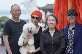 刘嘉玲妈妈真霸气！和女儿拜佛背56万爱马仕，穿一身黑巨星范足图片