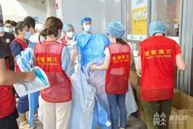 南京：党员带头 青年担当！超6万志愿者用“铁脚板”确保检测不漏一人图片