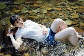 日本画家手绘落水少女，放大10倍水珠清晰可见，网友：哗众取宠图片