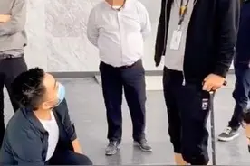张庭夫妇买下整栋大楼，一平米价格七万，现场亲自监工图片