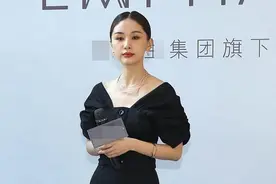 王子文瘦过头了！穿大V领暴露干瘪身材，不过这比例是真好图片