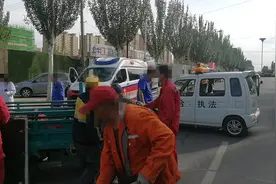 临河一三轮车行驶途中突然侧翻，还好有他们图片