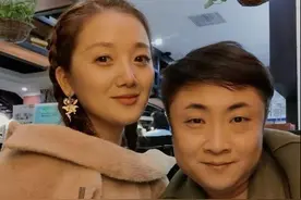 喜剧演员乔杉恋爱13周年，与娇妻罕同框，合照被指像两代人？图片