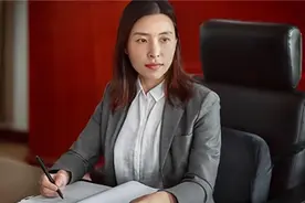 快递女王陈小英：将申通146亿卖给马云，如今靠一把雨伞赚百亿图片