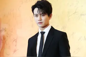 任嘉伦的红色系穿搭，满满的少年感图片