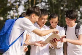 学生质疑北大博导学历：本科非211还能当博导？结果惨遭事实打脸图片