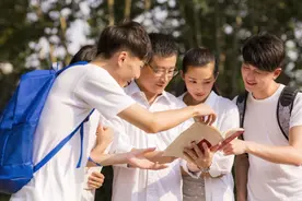 学生质疑北大博导学历：本科非211还能当博导？结果惨遭事实打脸图片