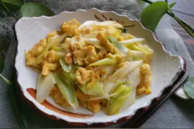 大葱炒鸡蛋，酱油鸡腿，油泼干豆腐很家常的菜也能巨美味的口感图片