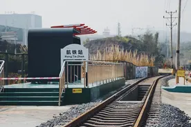 "复兴号"开进重庆一大学校园？图片