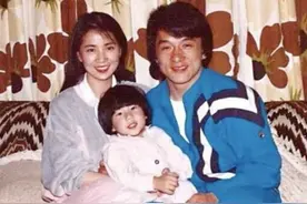 成龙"染指"半个娱乐圈，为何依然受尊敬？看看身后女人是谁秒懂图片