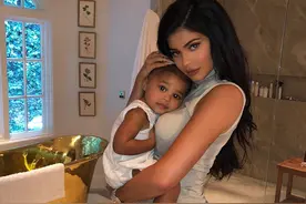 卡戴珊小妹成最年轻亿万富翁，可她的女儿更厉害，比妈妈人气还高图片