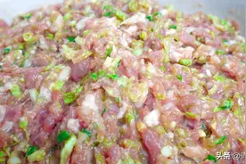 饺子馆不外传的白菜猪肉馅做法，不腥，不腻，鲜嫩多汁真好吃图片