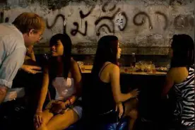 中越边境夜市上，街边有很多越南姑娘，她们这是在干什么？图片