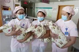 孕妈一胎三个娃，婆婆高兴坏了，就因外人“闲话”再也没抱过娃图片