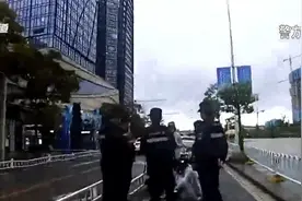 女子骑行“离奇”摔倒 交警解谜题图片