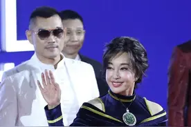 刘晓庆像是吃了“防腐剂”，穿丝绒套装小露香肩，看不出快70岁了图片