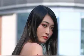 黑色紧身打底裤挺翘时尚女郎，婉约不失时尚感显现女神风范图片
