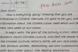 高考英语试卷出现的“神仙字体”，老师不忍扣分：英语就得这样写图片