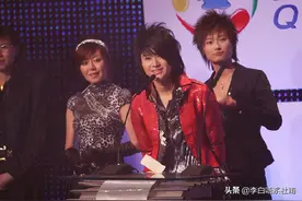 超级女声16年了，现在最火的是两个冠军，最不火的也是两个冠军图片