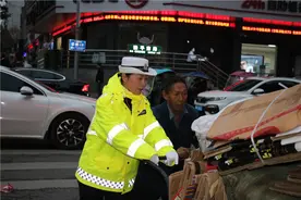 暖心！凯里女交警背老人过马路，网友拍下感人画面图片