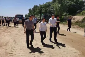 副市长陈英杰到泌阳河唐河县段巡河图片