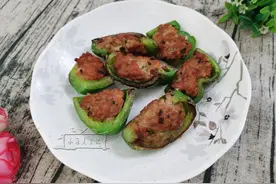 老母亲教的辣椒新吃法，简单煎一煎，香辣鲜嫩营养美味，比饺子香图片