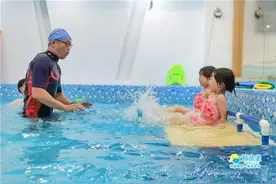 想快点学会游泳，也不能在水中待太久图片