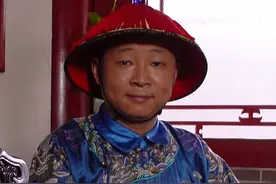 还记得《康熙微服私访记》的三德子吗？他这是跟鸡杠上了？图片
