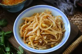几分钟炒盘饼，再兑个清汤，简单又家常，早餐这样吃很抗饿图片