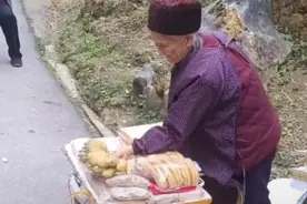 广西102岁老奶奶背着竹篓上山卖水果，有人看到湿了眼图片