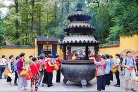 为何人们常说，去寺庙参观时，不要对着佛像拍照呢图片