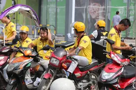 外卖骑手被套路贷！买2000元电动车背5000元贷款，背后是这家银行图片