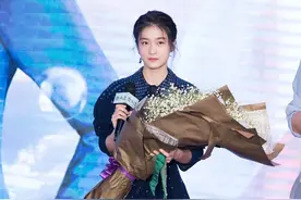 张雪迎戴墨镜霸气满满，穿小裙子大长腿够抢镜图片